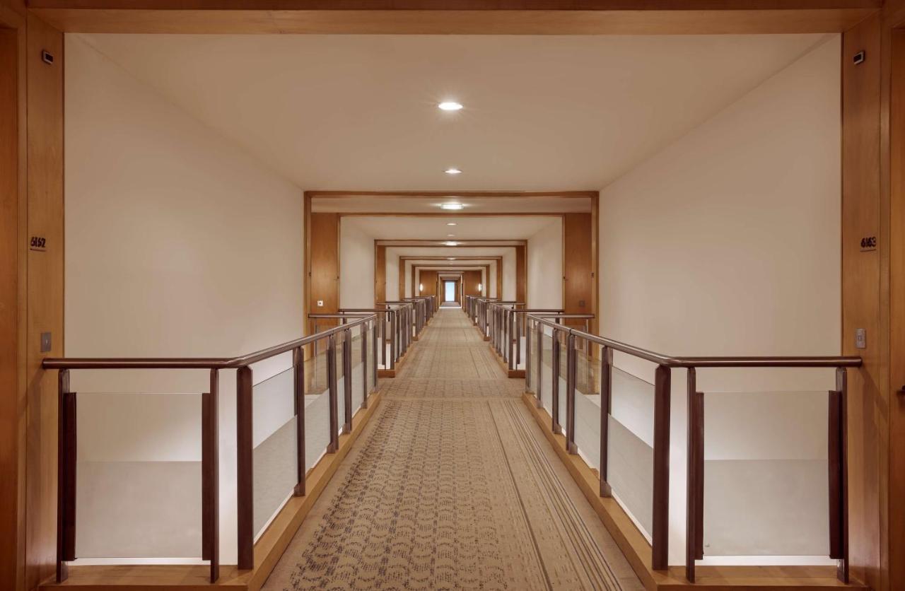 Grand Hyatt Mumbai Hotel And Residences Ngoại thất bức ảnh A corridor at the hotel