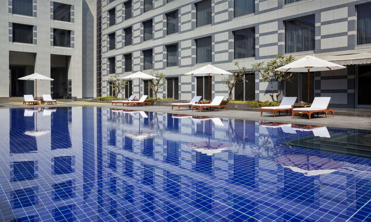 Grand Hyatt Mumbai Hotel And Residences Ngoại thất bức ảnh The pool at the hotel