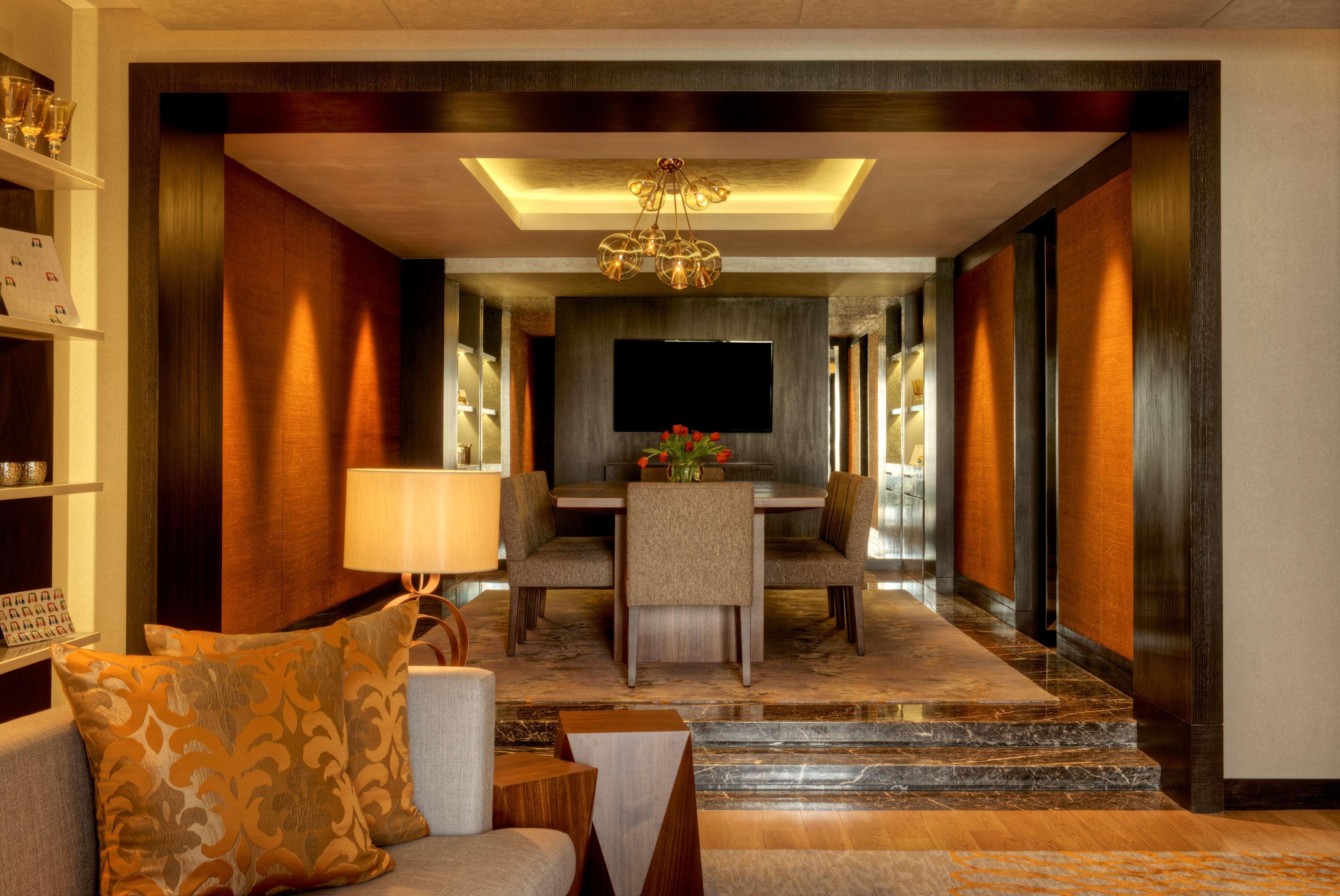 Grand Hyatt Mumbai Hotel And Residences Ngoại thất bức ảnh The interior of a suite at the Taj Mahal Palace, Mumbai