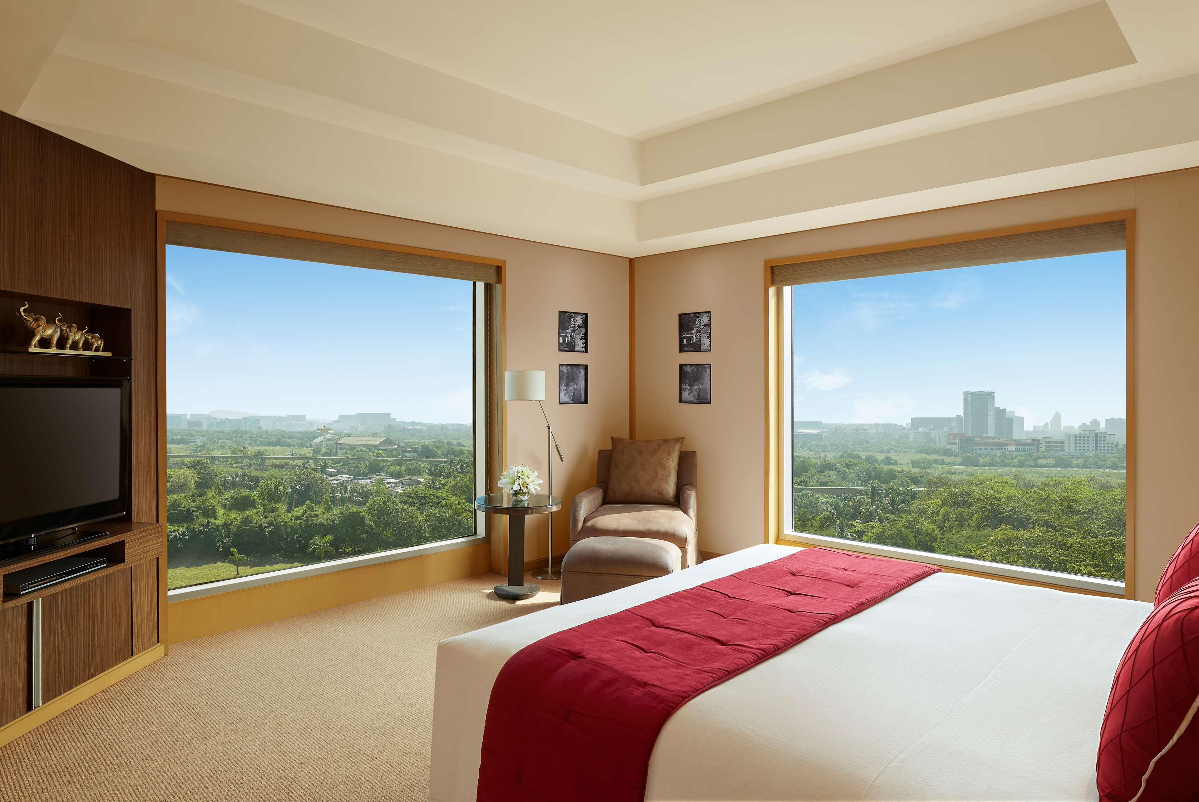 Grand Hyatt Mumbai Hotel And Residences Ngoại thất bức ảnh A bedroom at The Oberoi, Mumbai