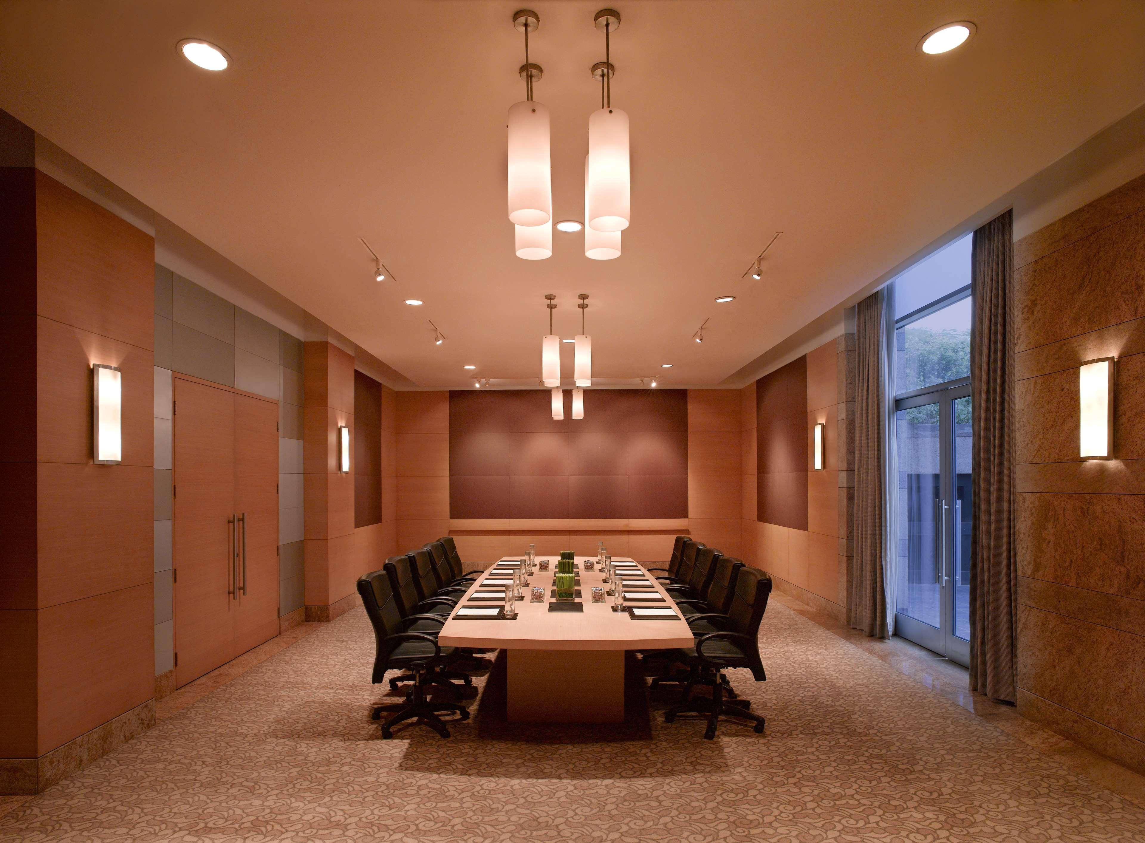 Grand Hyatt Mumbai Hotel And Residences Ngoại thất bức ảnh A boardroom at a hotel